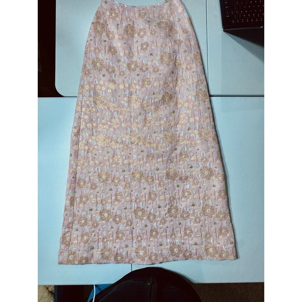 *Vintage 1970s Quilted Gold And Silver Flowers Embroidered Pink Maxi Skirt Small
